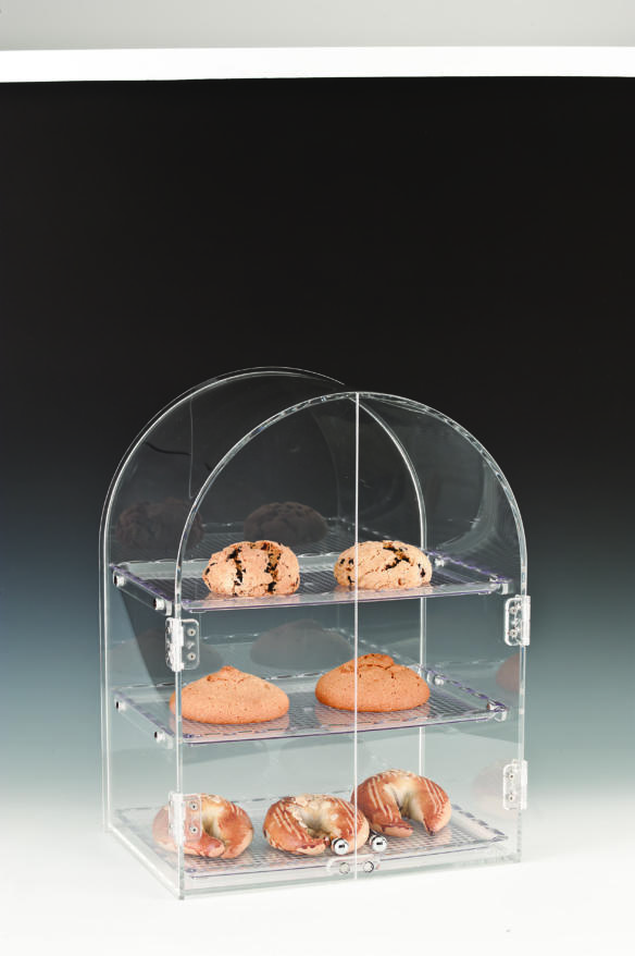 ZCP 366 — POLYCARBONAT TEPSİLİ TEŞHİR STANDI 34,5 X 24 x H: 45,5 cm
