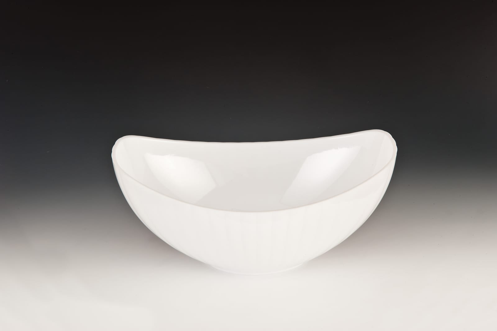 ZCP 301 — POLYCARBONAT TEŞHİR KASE 33 x 22,5 x H: 13 cm
