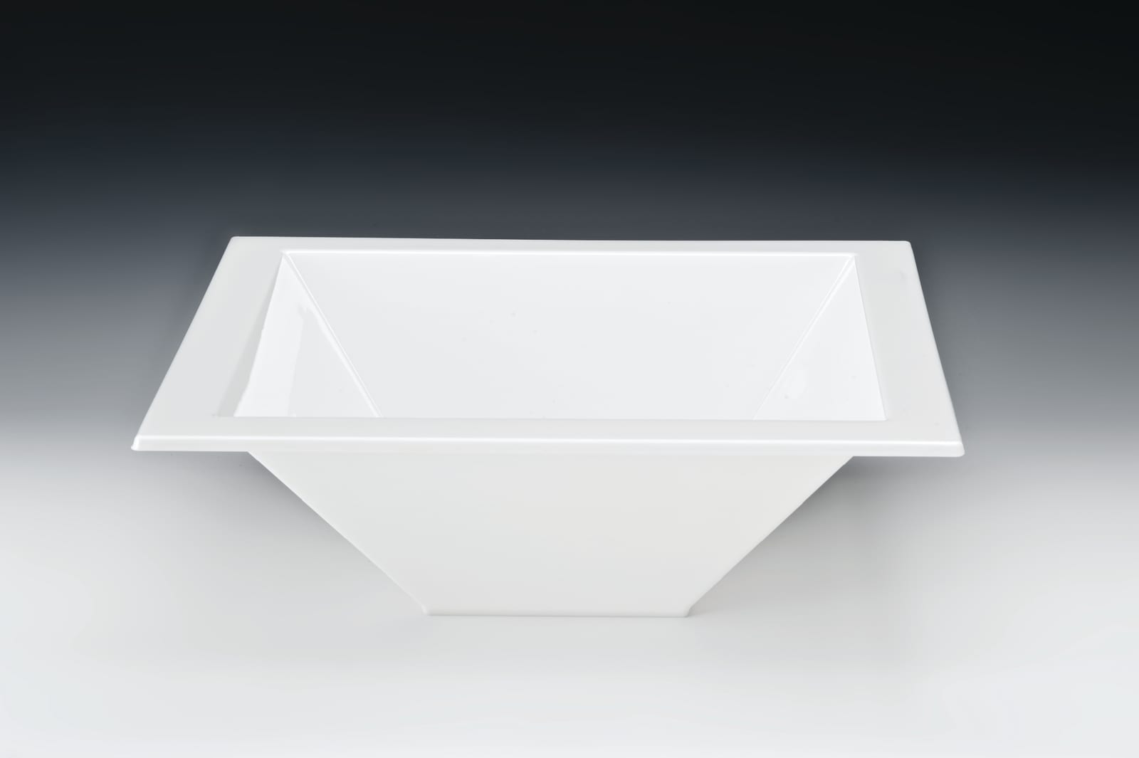 ZCP 471 — POLYCARBONAT TEŞHİR KASE 44,5 x 44,5 x H: 15,5 cm